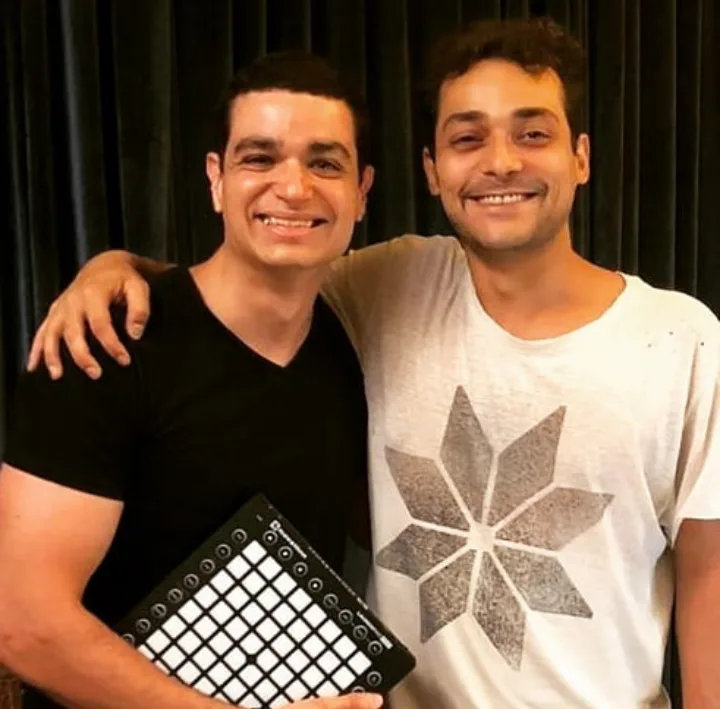 Michael Müller com aluno em ambiente de DJ
